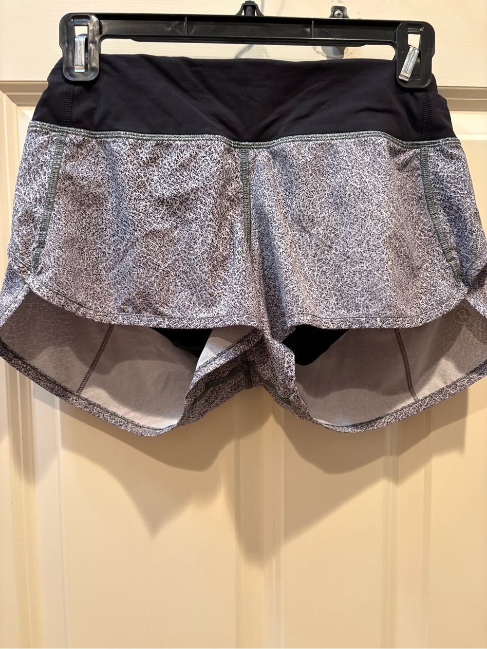 lululemon athletica Black Waistband Heather Gray Patterned Skort